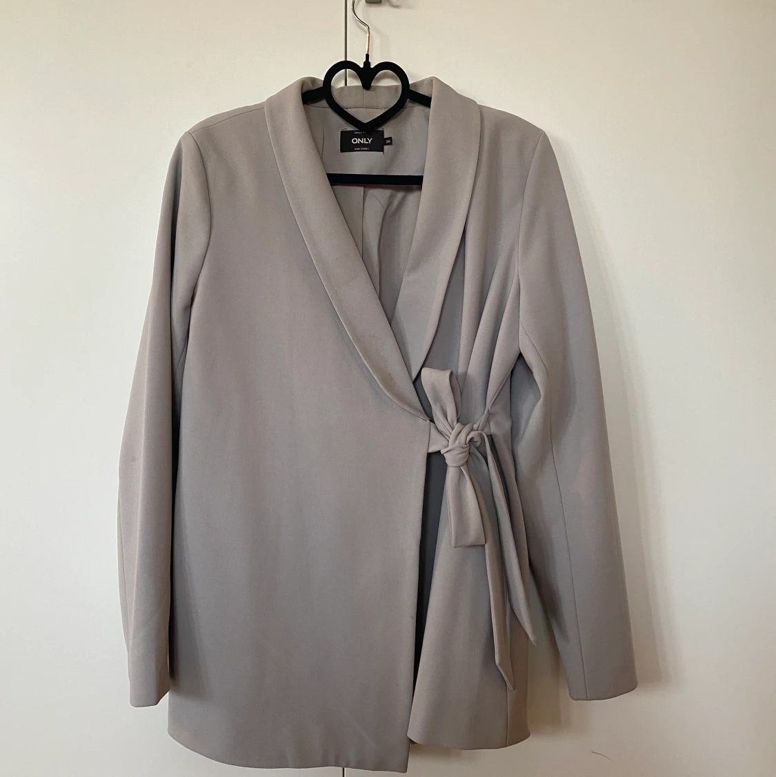 Ljusgrå kavaj med knyte 