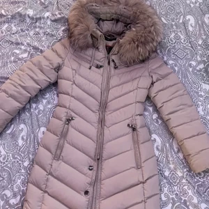 Hollies jacka - Hollies jacka beige i strl 32. Jätte jätte fint skick och sitter superfint på. Äkta päls 