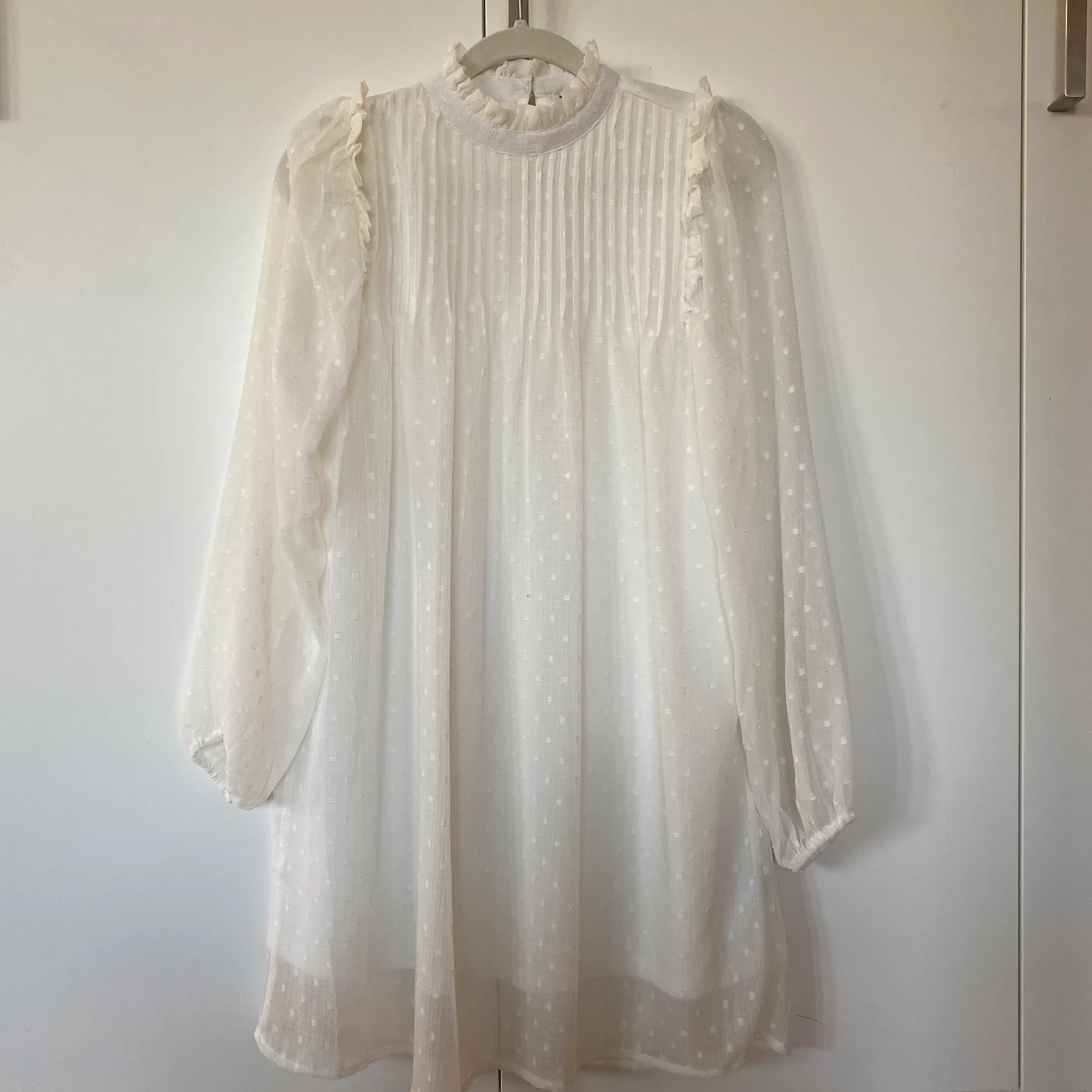 Oanvänd vit klänning/studentklänning 