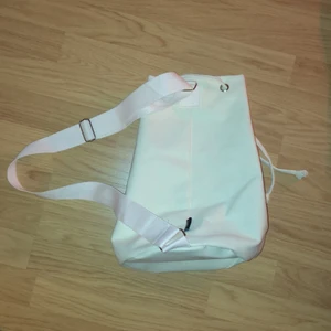 enaxlad ryggsäck - en axlad ryggsäck som är helt oanvänd. den är ganska stor så man får plats med en laptop. köparen står för frakt 💚