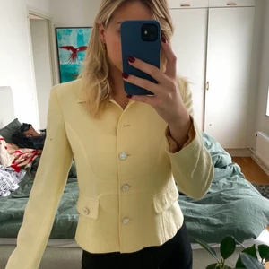 D&G vintage kavaj  - VINTAGE kavaj/jacka från D&G. köpt på en vintageaffär i LA. jättefint skick men bör tvättas. väldigt unik. ljusgul. 