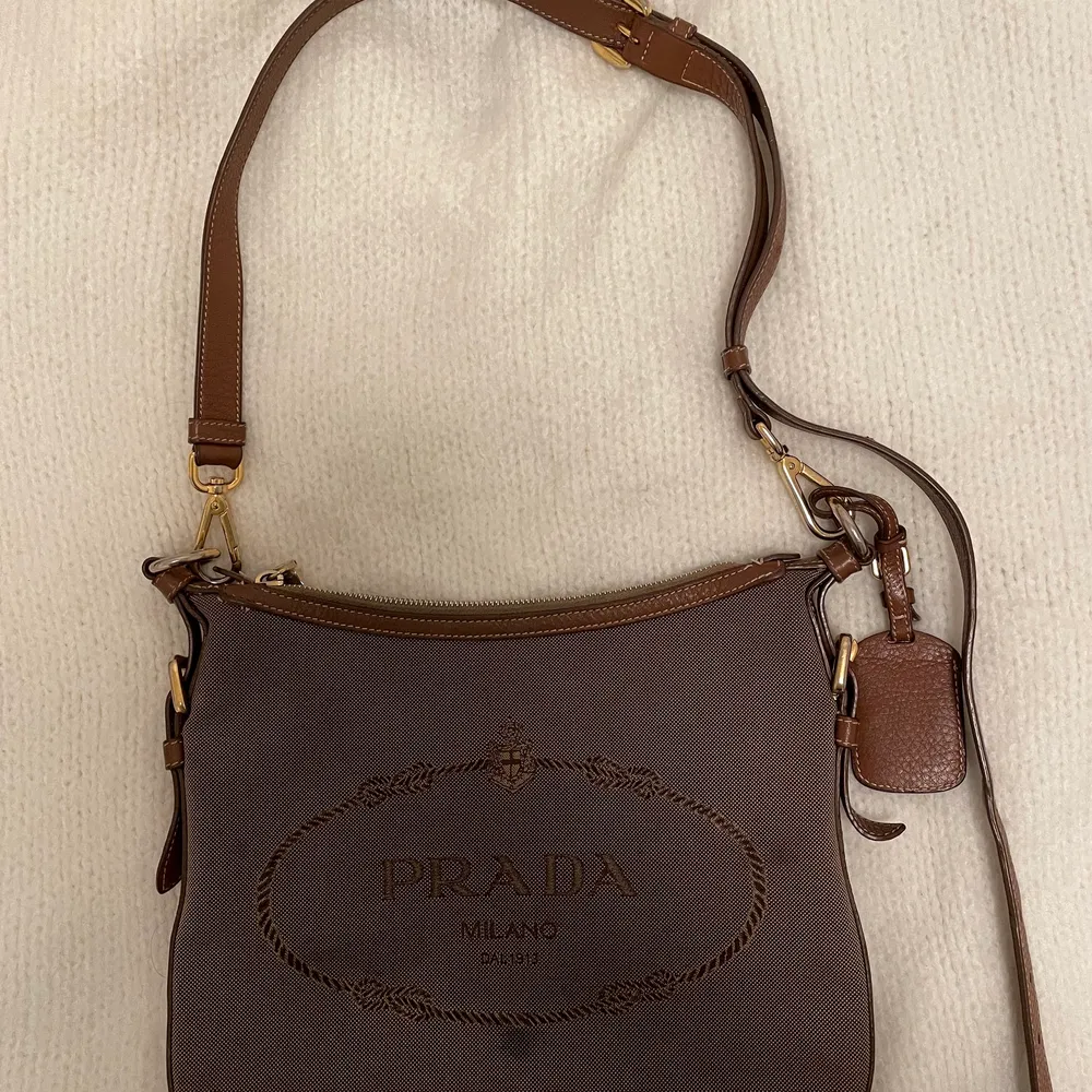 2 small stains. Can be worn as a short shoulder bag or crossbody.. Väskor.