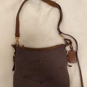2 small stains. Can be worn as a short shoulder bag or crossbody.