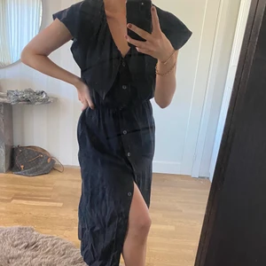 Klänning - Svart klänning från Zara storlek S.💕