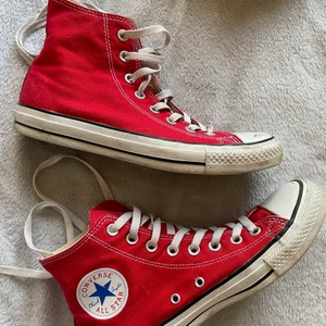 Röda converse!! - Säljer dessa snygga röda converse🥰 storlek 38 men passar mig som har 37. Hör av dig vid frågor eller funderingar. Köparen står för frakt (66kr) 📦 