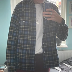 Flanell skjorta  - Flanell skjorta i lite tjockare material. Fungerar som lätt vårjacka. Oanvänd.  Original pris: 599