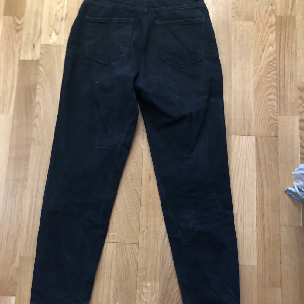 Svarta straight fit jeans från Gina Tricot i storlek 34. Om du vill ha en bild på hur dem sitter på så skriv privat så skickar jag:).. Jeans & Byxor.