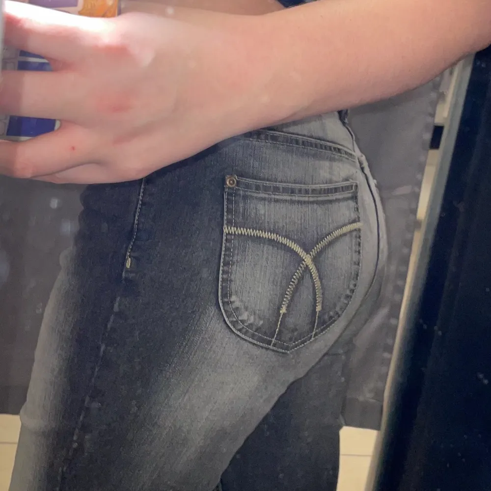 Lågmidjade bootcut jeans med snyggt tyck på fickorna 🦋 midjemått ca 89cm och innerbenslängd ca 79cm . Jeans & Byxor.
