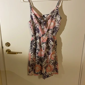 Söt klänning  - Blommig skön klänning från hm