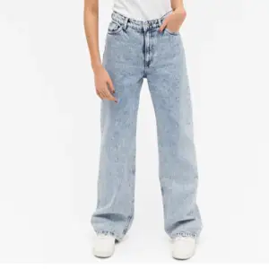 Lånade bilder! Säljer nu mina fina monki jeans då dem inte används längre! Nypris 400kr, säljer för 249 inkl. frakt✨ Väldigt bra skick! Storlek 28, skulle säga att de passar S/M. Skriv om du vill ha egna bilder😊
