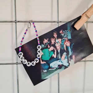 Han jisung armband - Pärlorna i bilden har tappat färg pga. Kontakt med vatten. Nya armband görs alltid till köparen♡