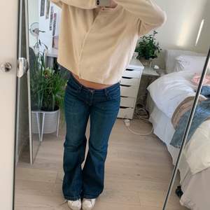 Säljer mina skit snygga lågmidjade bootcut jeans som jag köpt second hand , passar s/m upp till 165 cm typ 