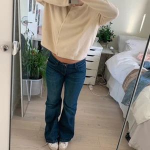 Lågmidjade bootcut jeans  - Säljer mina skit snygga lågmidjade bootcut jeans som jag köpt second hand , passar s/m upp till 165 cm typ 