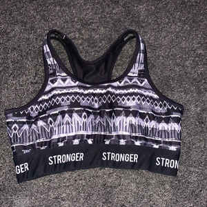 Stronger topp - Stronger tränings topp, står inte stolek men skulle säga S🤍