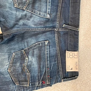 Lågmidjade replay jeans - Ett par lågmidjade mörkblå jeans från Replay. Bra skick. Storleken är 30/34 men passar mig som oftast har 27 i midjan.💖