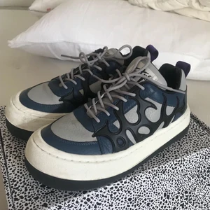 Eytys Sonic 39 - Säljer dessa slutsålda Eytys Sonic i storlek 39. Skorna är knappt använda och är i superfint skick!:) Kan mötas upp i Linköping alternativt skicka via postnord! (Kan mötas upp i Stockholm under påskhelgen!!)