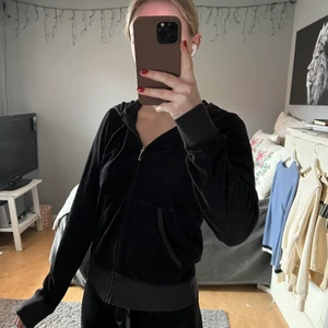 juicy couture zip hoodie - Jätte fin tröja som inte längre kommer till användning. Väldigt bra skick😍 storlek M men skulle säga den passar mer xs/s. Köparen står för frakten