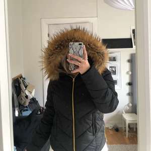 Svea vinterjacka stl M - Snygg och varm vinterjacka från märket Svea i stl M. Varsamt använd och i gott skick. Pälsen är inte gjord av djur men ser ändå ganska äkta ut🤩 OBS‼️ Köparen står för frakten som ej är inkluderat i priset.