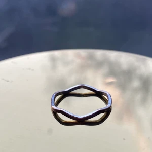 Ring - En ring som är ”sick-sackig”😊 diametern är ca 1,7 cm. Vi kan komma överens om ett bra pris🥰