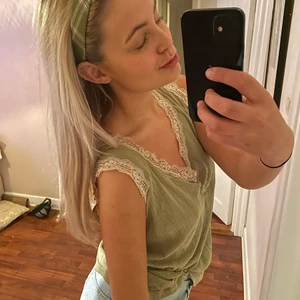 Gulligt grönt linne 💚 - Ett superfint och unikt linne ifrån GreenHouse (?). Linnet är köpt på en second hand men är i fint skick och i ett superskönt tyg. Det är ju strl 2xl men jag som har strl S på toppar använder det så det är en smaksak på hur tight/oversized man vill ha det. 💕