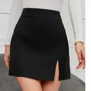 Säljer denna svarta kjolen med slit från Shein. För liten för mig tyvärr men därav är den aldrig använd. Skriv för fler bilder.