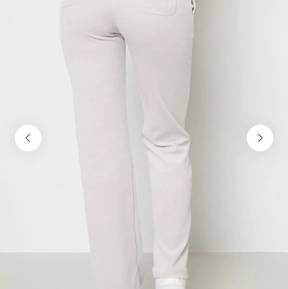 Säljer igen pga oseriös köpare.                                      Juicy couture byxor i färgen Quiet grey! Köpte från Plick för 900kr säljer pga dom var för långa för mig. Dem är i ett väldigt fint skick och är jättefina skulle säga att dem också skulle passa någon med storlek M! Kom privat för bilder på byxorna❤️. Jeans & Byxor.