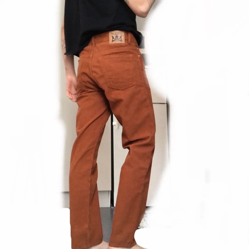 Säljer ett oanvända par byxor från Sweet Sktbs. Färg: ish röd orange. Lite frakt tillkommer! . Jeans & Byxor.