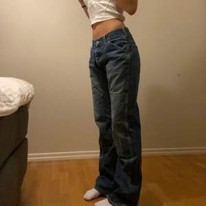 Skitcoola lågmidjade vintage jeans, har två mindre hål som man ser på bilden men det syns inte så mycket och är superlätt att fixa. Jag är 165cm. skriv för fler bilder💖
