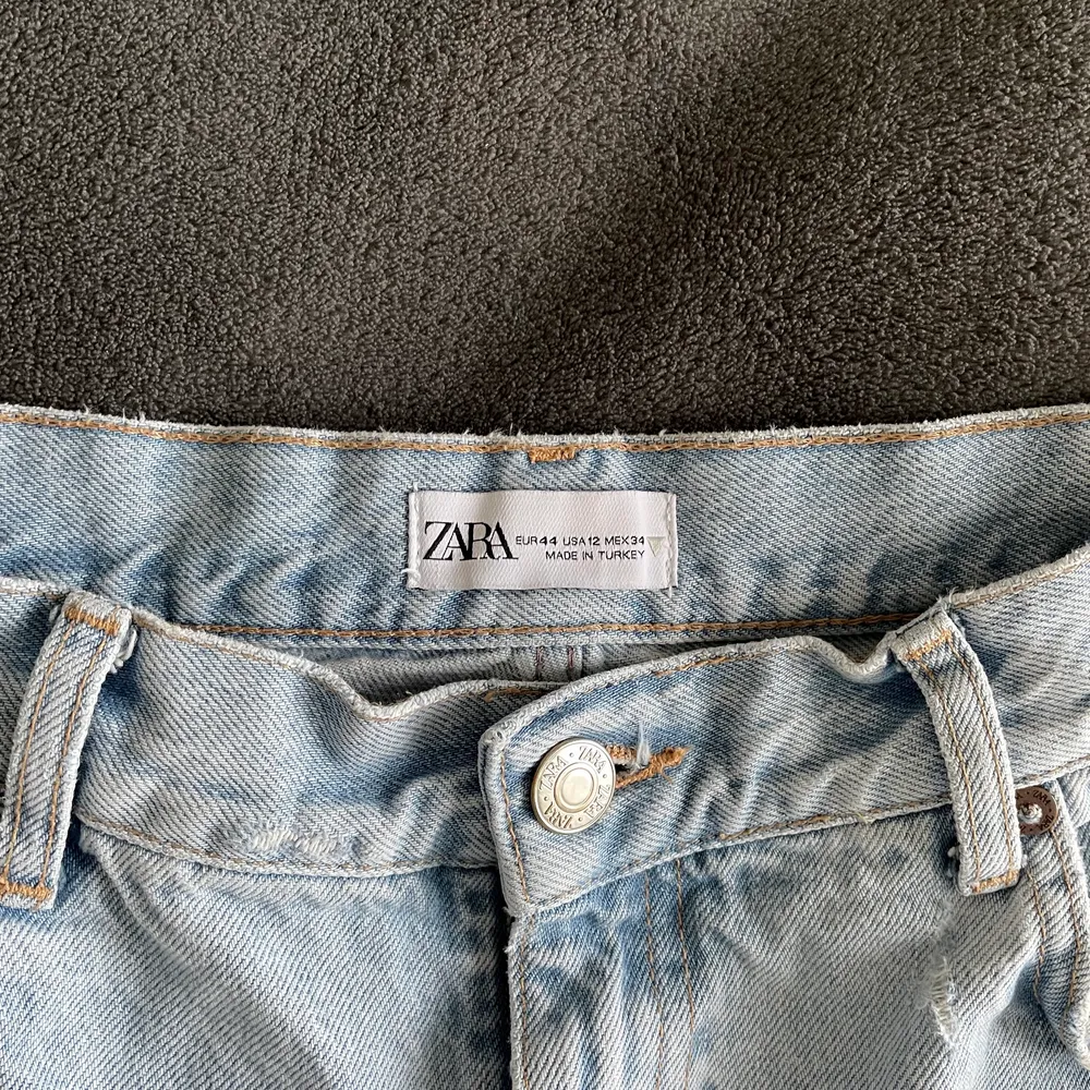 säljer mina gamla populära jeans från zara då de ej anvönds av mig längre! har klippt dom eftersom de va för långa för mig först (är 170cm), de sitter lite åt det tightare hållet också så skulle säga att de passar en 42a också. Jeans & Byxor.
