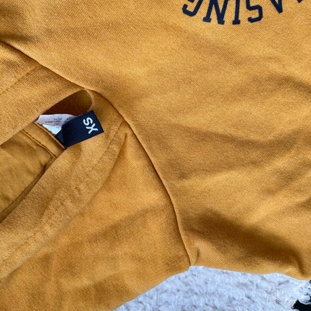 Första bilden är lånad! Säljer denna senapsgula hoodie eftersom den inte kommer till användning. 💛 Den är i bra skick och trycket är även i bra skick!. Tröjor & Koftor.