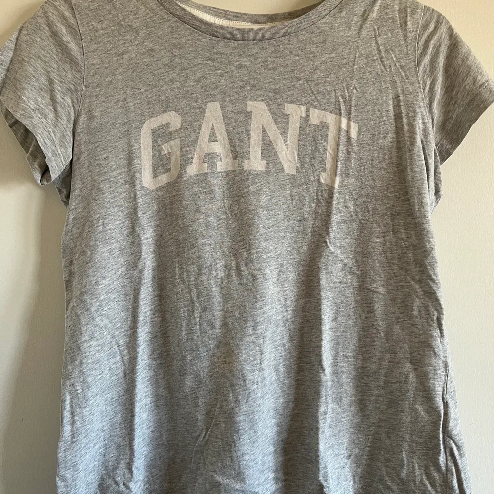 Gant tröja grå använd rätt så mycket där av priset. Fint skick även fast den är använd. Vitt tryck och säljer den för 50 kr . T-shirts.