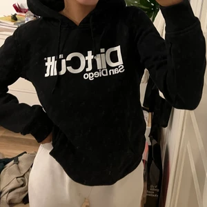 Dirtcult hoodie  - Säljer nu denna svarta dirtcult hoodie, storlek L i deras dam storlek (passar mig som har S i vanliga fall). Väldigt bra skick, knappt använd. Säljer för 200kr + frakt ☺️