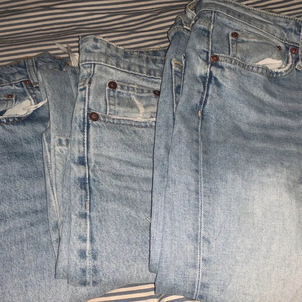 Säljer 3 par jeans som var alldeles för små tyvärr, 100kr styck💓 fler bilder kan skickas . Jeans & Byxor.
