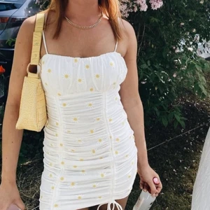 Princess Polly klänning  - Säljer denna underbart söta klänning från princess polly!! Såå fin och somrig! 🥰