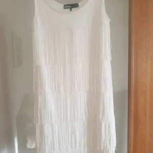 Klänning  - Säljer denna fina klänningen med fransar i stl xs. I fint skick. Köparen står för frakten.