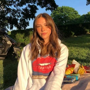 The cool elephant hoodie ”Lips” stl S - Säljer denna hoodie pga att det inte kommer till användning hos mej, den är i stl S och sitter som en vanlig S hoodie. Nypris 599 kr, köparen står för frakten💛