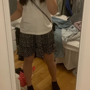 Sommar kjol!! - Säljer denna jättefina kjol från shein💗köptes i somras men är aldrig använd ENDAST provad! 100%nyskick👌🏻 säljer pga av att den aldrig kommit till användning och har jätte många andra kjolar