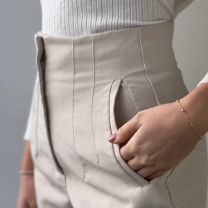 Zara byxor - Super fina och trendiga byxor från Zara 💕.  Är i perfekt skick eftersom jag köpte de nyligen för ca 360kr. Storlek 34 men passar även dig som är mellan 34-36. Jag är 165 cm lång och de passar mig perfekt. Skriv gärna om ni behöver flera bilder ❤️