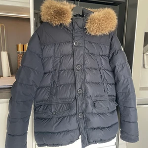 Storlek 50 s/m - Skick 8/10 väldigt fin. Äkta såklart man får även äktahets intyg av Moncler vid köptillfälle för känna sig trygg i affären. Inköpt 2019 december 16.500 kr mitt pris 6500 kr