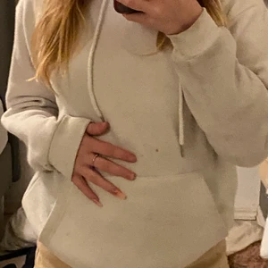 Vit hoodie - Inte så tjock vit hoodie, bra skick, nästan aldrig använd, tvättas innan den sickas, ser smytsig ut på kameran men den är inte de