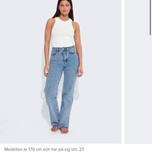 Första bilden visar modellen på jeansen. Mina jeans är exakt samma modell fast dessa har hål i sig. 
