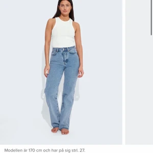 Bikbok jeans - Första bilden visar modellen på jeansen. Mina jeans är exakt samma modell fast dessa har hål i sig. 