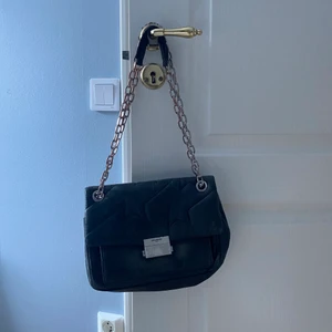 Säljer Zadig väska  - Köpt i Köpenhamn 2019. Svart väska som passar till allt och rymmer väldigt mycket. Välanvänd tidigare år men inte på de senare åren! NYPRIS: 4400 kr. Säljer för: 1300 iomed att den är använd & har lite ”sprickor” i sig. Vid intresse för mer bilder på väskan är det bara att höra av sig! 