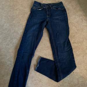 Mörkblåa jeans från pieces, storlek xs