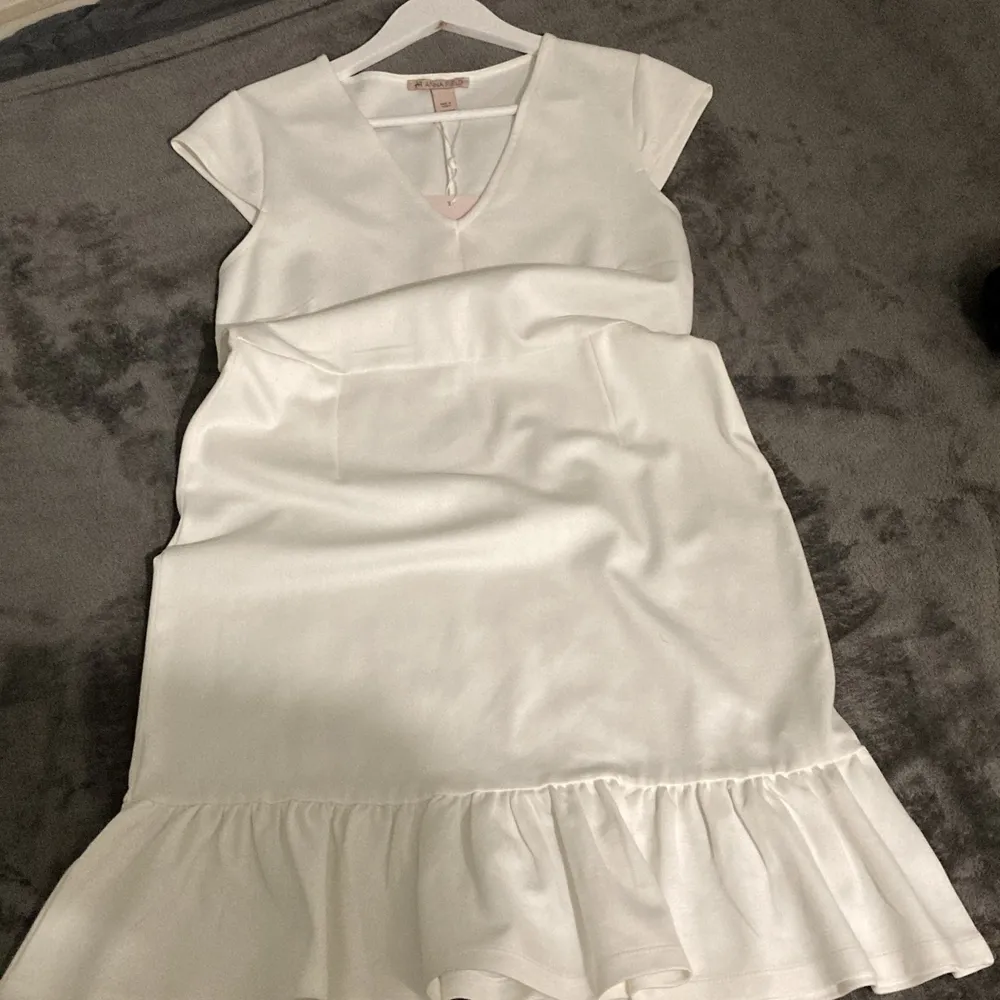 Säljer denna fina vita klänningen från Anne Field. Har aldrig haft på mig den eftersom att den aldrig kom till  användning. Och som man kan se är den helt ny med lappen kvar/ Skulle passa bra nu till studenten eller en festklänning. Str 40-M  PRIS kan också diskuteras . Klänningar.