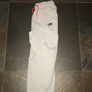 Nike tech byxor  - Säljer min Nike tracksuit här är byxorna som tillhör väldigt bra skick! Köpt från JDsport man kan köpa hela dressen för 700kr!