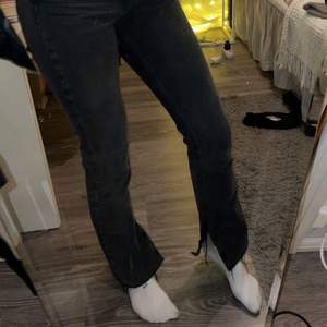 Superfina mörkgrå jeans med slits från ZARA!! De är knappt använda och köptes i höstas. Säljes då de inte kommer till användning! 🖤
