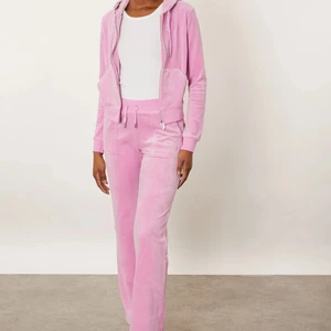 juicy couture - Ett helt nytt rosa juicy couture set. Byxorna strl XXS och koftan XS!! Skriv för fler bilder. Aldrig använda. Priset börjar från 1950, om många är intresserade är det bud. 