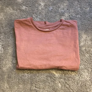 En tröja - En tröja storlek xs pris 20kr från lager 157