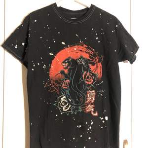 Svart T-shirt med logga med svart puma. Kan mötas upp i Göteborg, eller skicka men då tillkommer frakt :)
